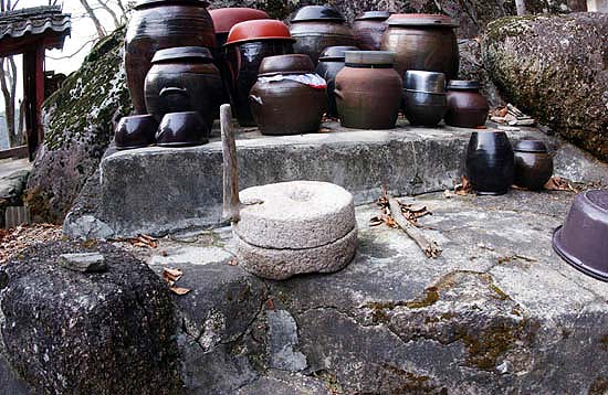 산사 음식을 마련하는 데 이용될 맷돌이 장독대 앞에 보인다. 석간수로 물 맞추고 맑은 공기에서 익었을 장들이 맛날 듯하다. 